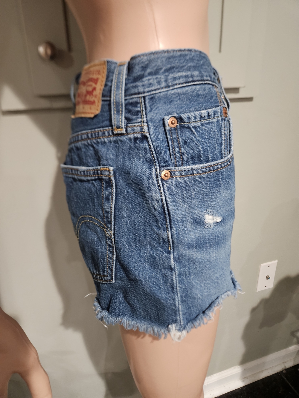 Levi's 501 Original Distressed Denim Cutoff Shorts Medium Wash Size W25 - Picture 9 of 16
